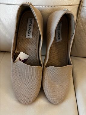 Steve Madden Women's Beige Slip-On Flats NWT Size 8.5